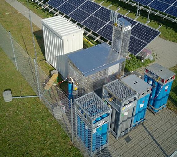 Der für das Forschungsprojekt „ORBIT“ an der OTH Regensburg entwickelte Bioreaktor wird um einen Elektrolyseur erweitert und in eine skalierbare Containerlösung umgebaut. Foto: OTH Regensburg/Michael Heberl 