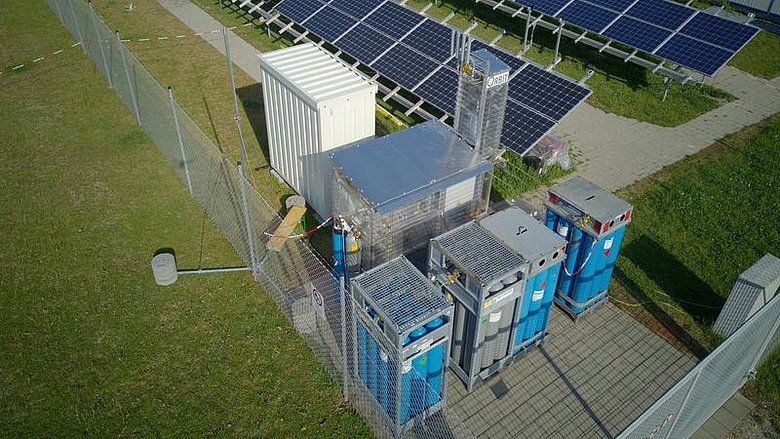 Der für das Forschungsprojekt „ORBIT“ an der OTH Regensburg entwickelte Bioreaktor wird um einen Elektrolyseur erweitert und in eine skalierbare Containerlösung umgebaut. Foto: OTH Regensburg/Michael Heberl 