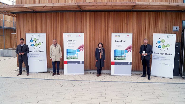 Wirtschaftsreferent Prof. Dr. Georg Barfuß, Umweltbürgermeister Ludwig Artinger, Oberbürgermeisterin Getrud Maltz-Schwarzfischer und Ludwig Friedl, Geschäftsführer der Energieagentur, (von links) bei der Vorstellung des Green Tech Clusters. (Foto: Stadt Regensburg)